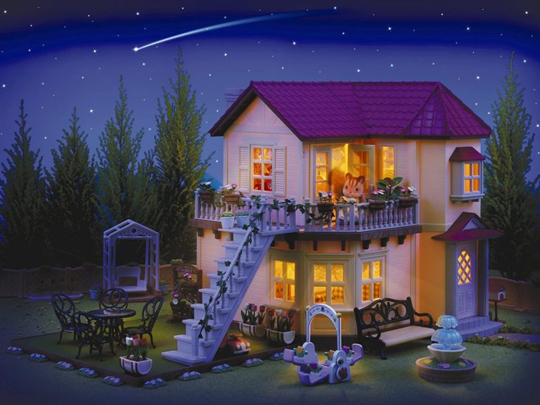 Product Description: The big house of the Sylvanian Families, has five rooms without furniture to decorate them, slowly, as you want. The lights in this house in the evening light up and the game never stops. It includes: a two story house with an internal staircase. Product Dimensions 65 x 20 x 35 cm; 3 Kilograms Batteries 2 AA batteries required. Manufacturer recommended age 3 years and up Item model number 2752 Manufacturer's Suggested Maximum Weight 20 Grams