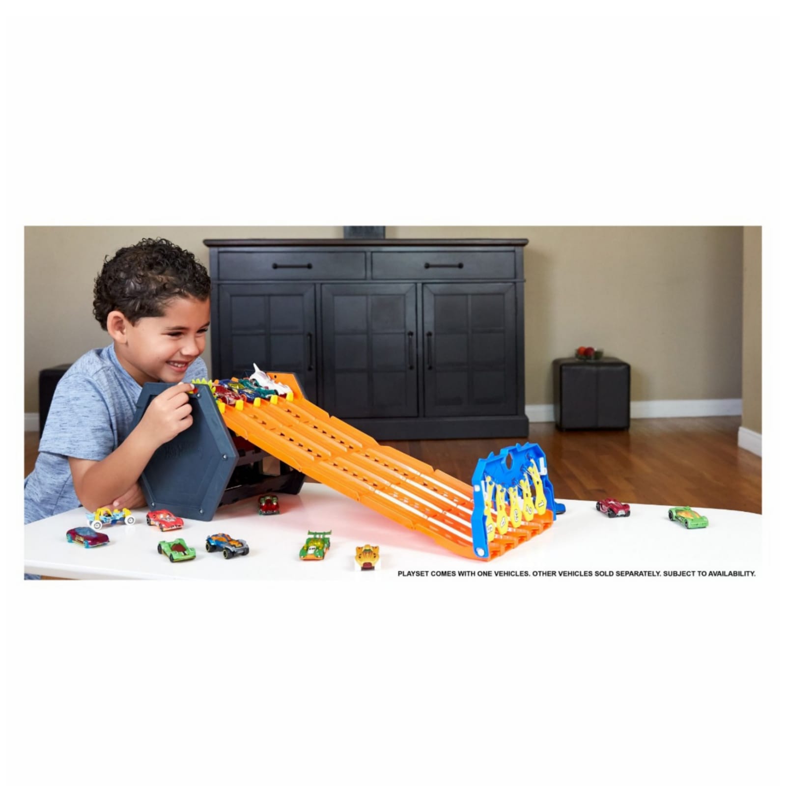  Hot Wheels Roll Out Raceway Track Set, Storage Bucket Unrolls  into 5-Lane Racetrack for Multi-Car Play, Connects to Other Sets, with 1  1:64 Car, for Kids 4 Years & Up 